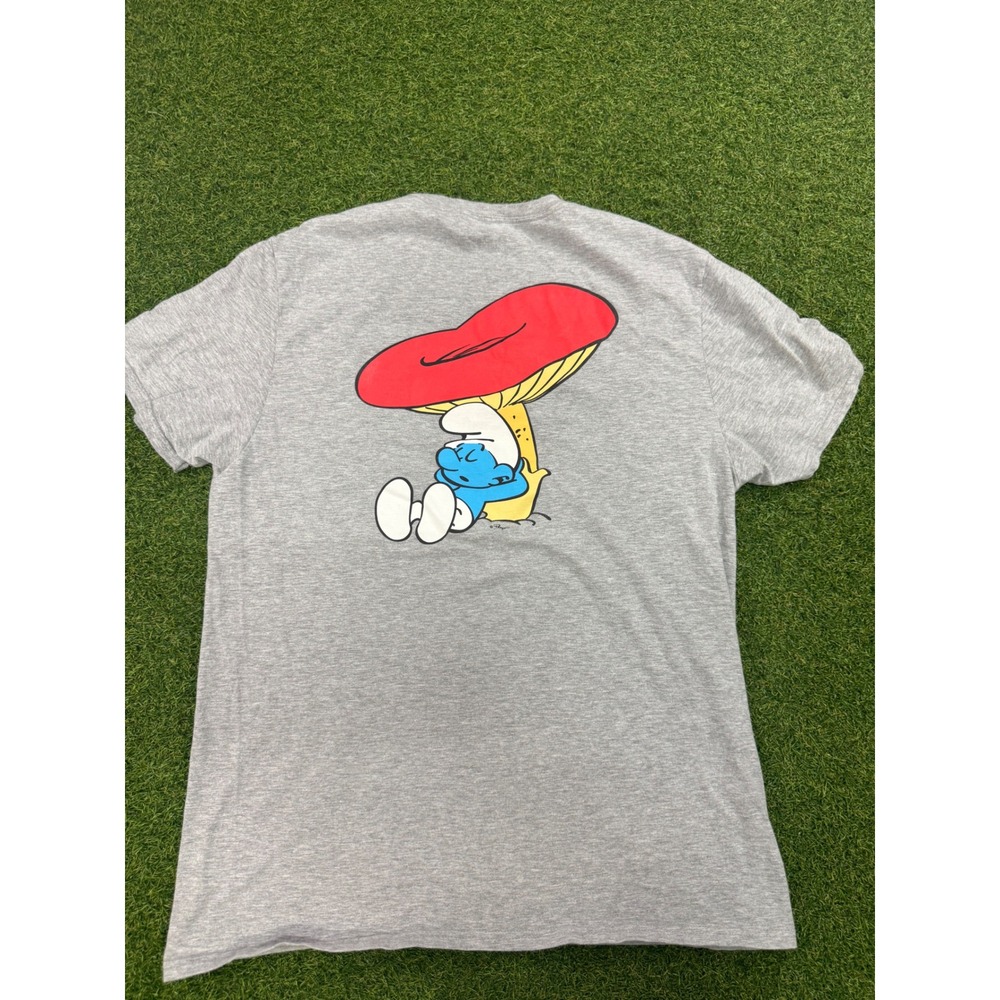 The Smurfs Graphic T-Shirt Gray Large Yawning Sleeping Mushroom 2021 Peyo Tee